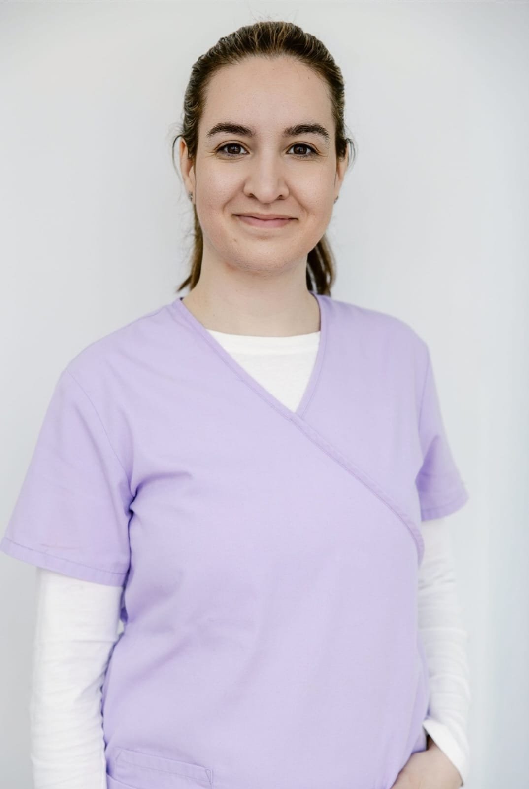 Dra. Deborah, Atención al Paciente y Auxiliar de Clínica